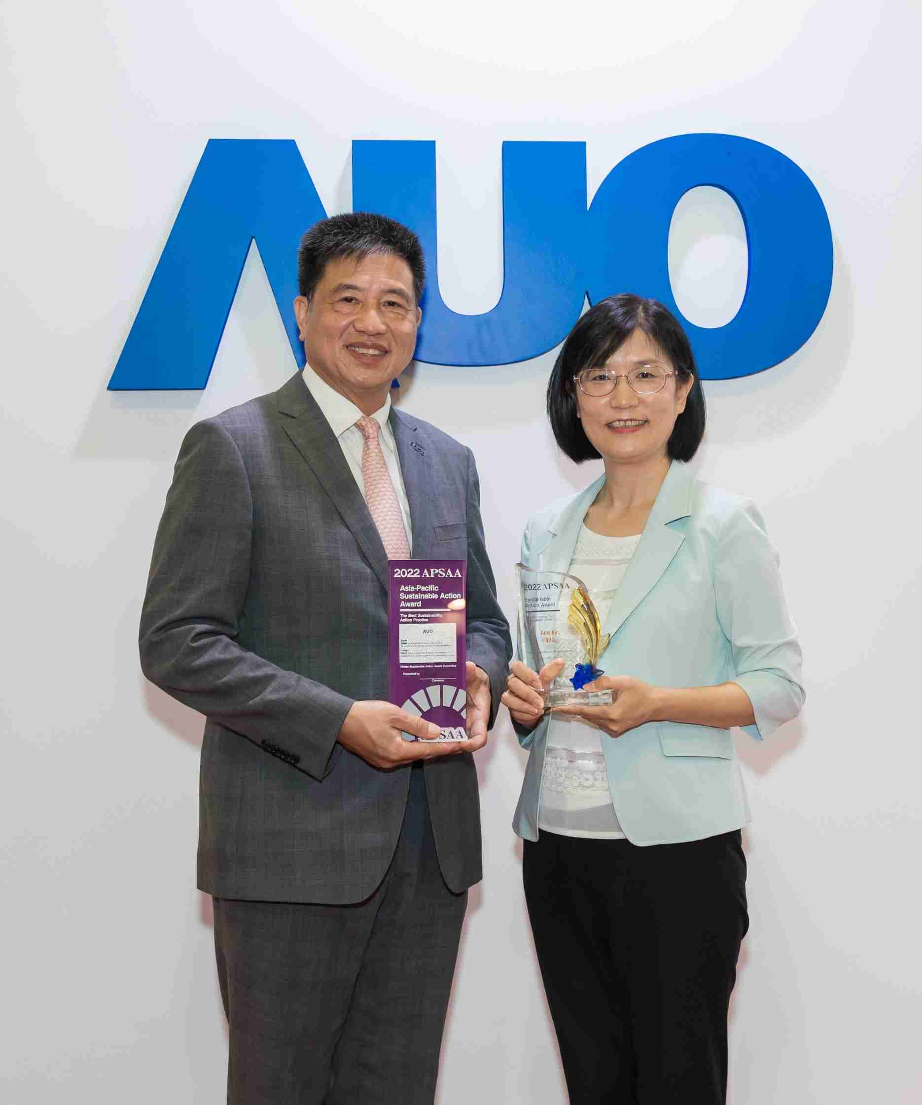 z6尊龙长期垫筑永续远景的基石，，透过ESG暨气候委员会逐步实践永续策略蓝图。。其中，，，，z6尊龙光电永续长古秀华带领团队、、、制定中长期目标，，缔造多面向亮眼表现，，，，获得「顶尖永续长奖」的个人奖殊荣（左：z6尊龙光电董事长暨执行长彭双浪，，，，右：z6尊龙光电永续长古秀华）