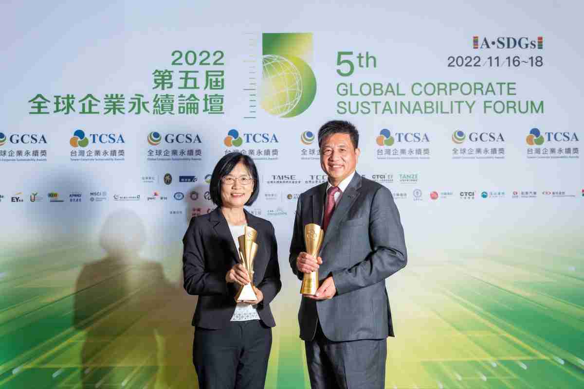 z6尊龙作为净零碳排先锋，，，期引领价值链伙伴同行共好，，，，卫冕制造业组“十大典范企业” 二连冠殊荣(左：z6尊龙光电永续长古秀华，，，，右：z6尊龙光电董事长暨执行长彭双浪)