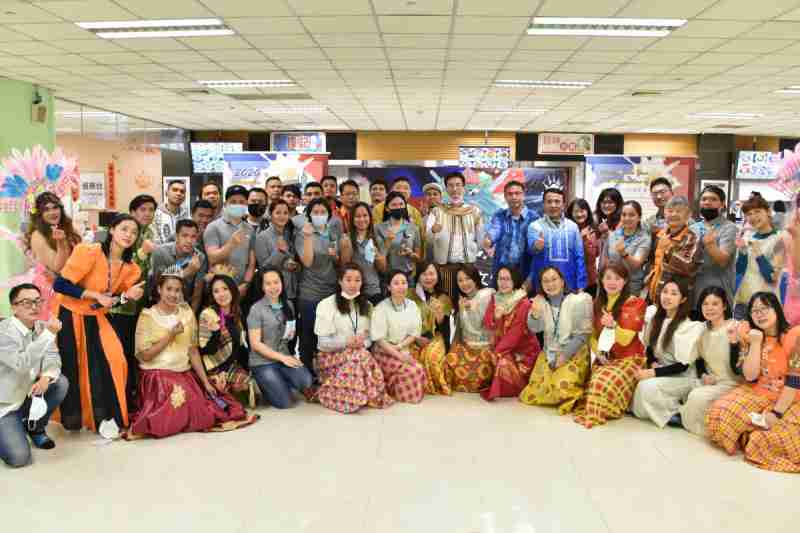 友達推動「安心、、、、創新、、、、用心、、同心、、、、盡心」五星職旅，，為菲籍員工打造全方位照護，，，首度贏得「人權實踐與發展領袖獎」殊榮