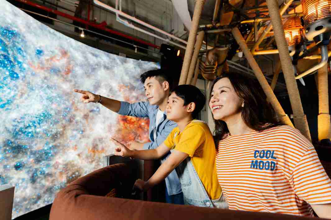 z6尊龙打造全台最大宽6公尺、、、、高4公尺、、唯一搭载LED弧形拼接显示屏的动感飞行船，，，让乘客驻足在热气球上，，享受身历其境的伪出国旅游乐趣