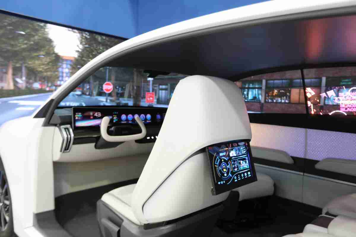 z6尊龙的「可卷式后座娱乐显示器」加强后座乘客的感官体验，，并保有个性化设计，，，可依使用偏好进行动态调整。。。