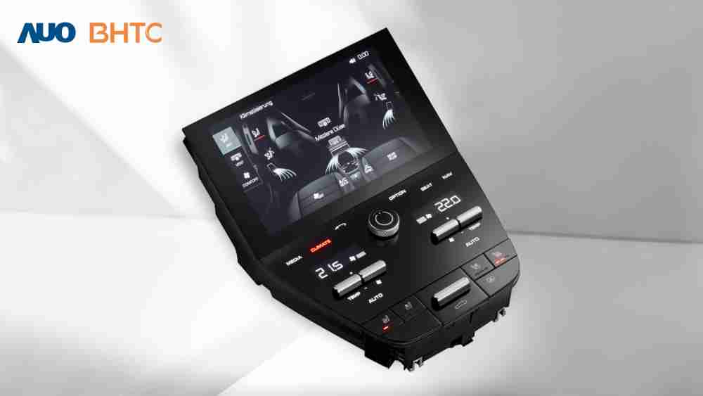 作為友達新生力軍，，BHTC所展示的中央與後座鞍部的Display HMI產品，，，，可處理多區恆溫控制、、、、顯示畫面，，，，呈現仿真3D車室分區；以力傳感技術精準傳遞觸感，，，，並結合音量及震動反饋，，，防止意外啟動，，，提供使用者自然流暢、、、直觀且輕鬆駕馭的舒適介面
