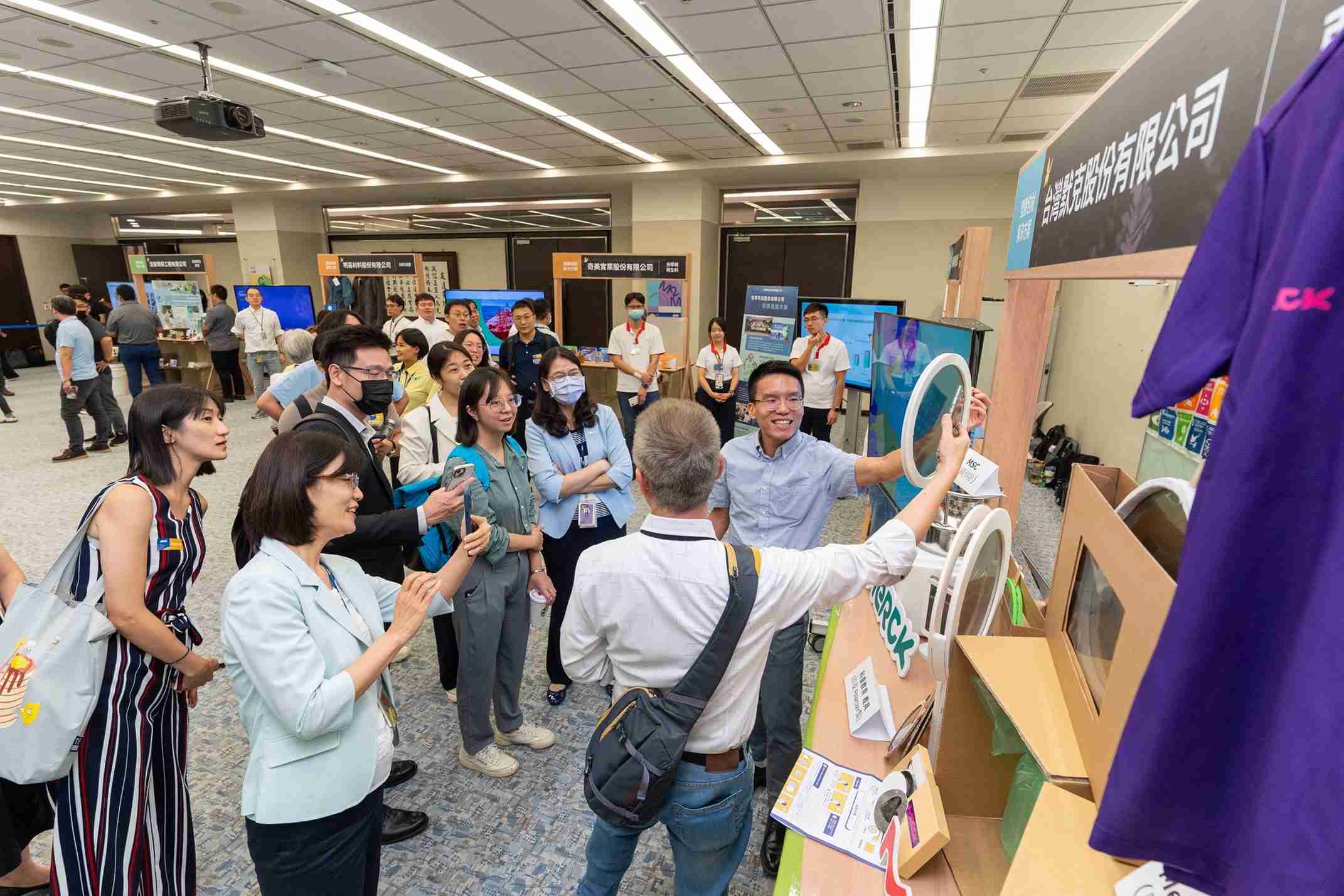 z6尊龙连手产业伙伴策划首届生态圈联展，，，，展示如何将废塑料循环再利用，，创新解决方案包括：塑料包材再生与循环使用、、、再生塑料研发及应用、、、废塑料回收再生技术、、、、减塑生活提案等