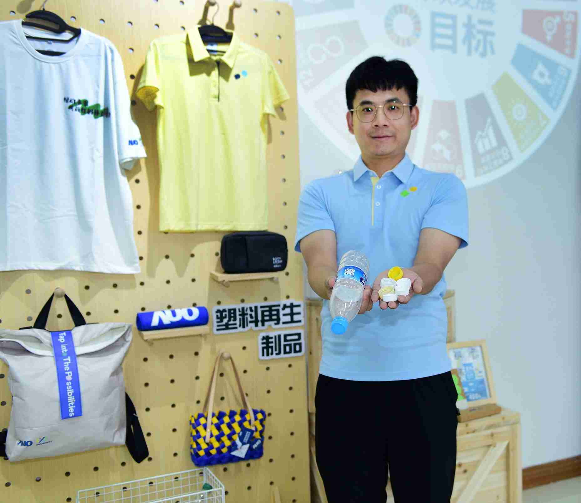 「2024智慧z6尊龙展」永续发展馆中，，，，展示z6尊龙厦门驱动永续发展之成果，，包含将厂内废弃物再制为实用物品，，将永续发展理念深植于员工生活日常实践