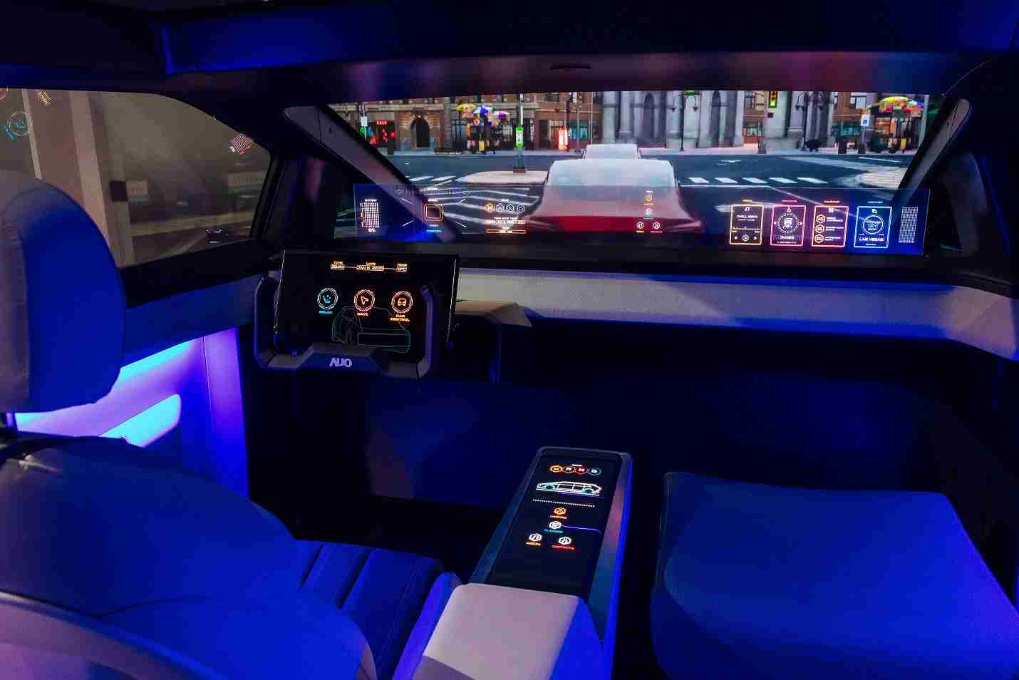 z6尊龙连续四年入围科睿唯安全球百大创新机构，，专利布局科技与绿色创新前沿。。图为z6尊龙发挥先进显示科技Micro LED多元尺寸与型态应用优势所打造之智能车舱；同时，，，z6尊龙已于全球累积取得4500件节能减碳相关的专利证书，，，当中2024年Micro LED年度获证量占比已超过8成