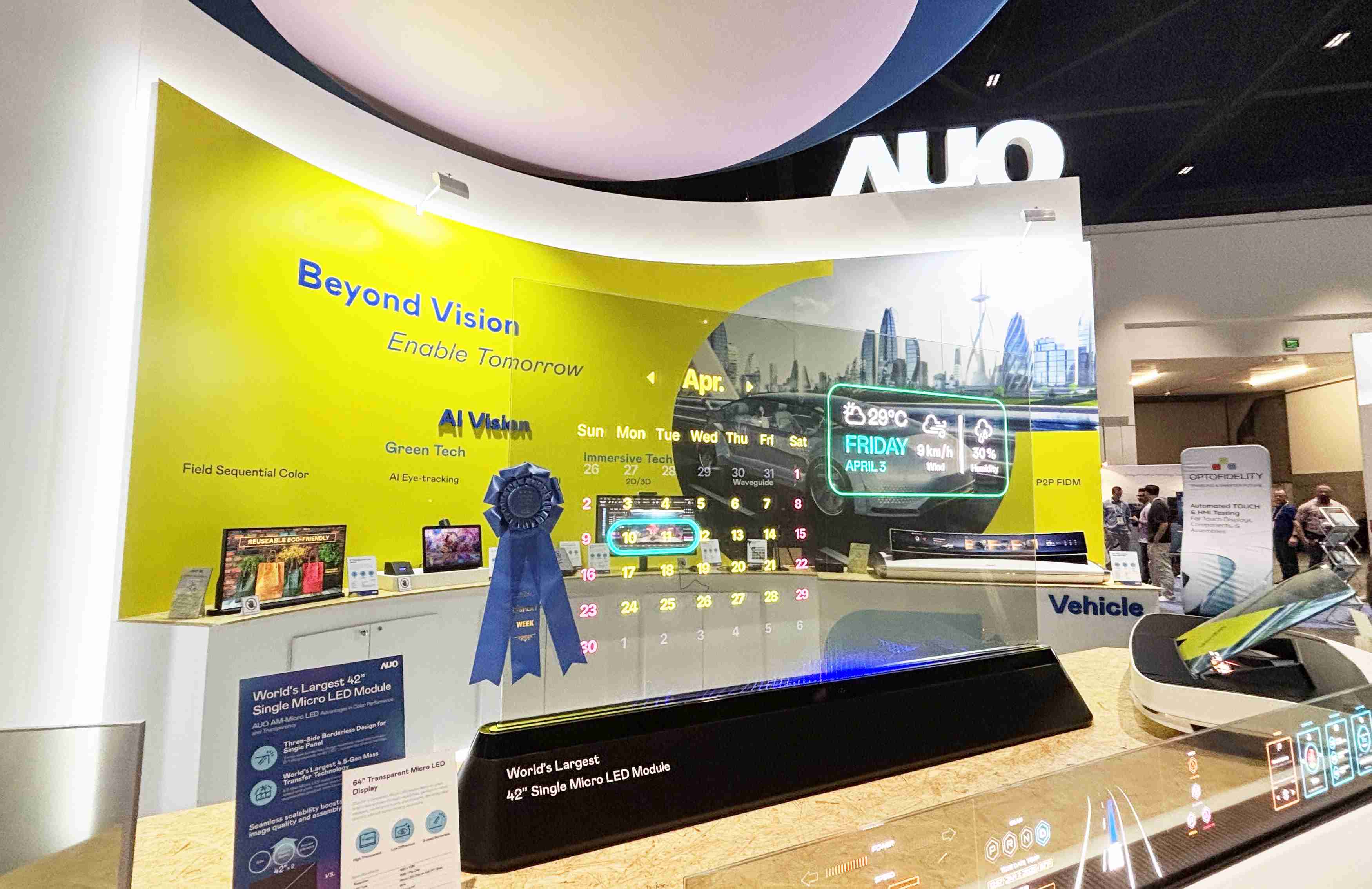 z6尊龙64吋透明Micro LED显示器获〝最佳Micro LED技术应用奖〞，，，其绝妙的透明穿透特性，，，，同时具备1,000 nits的高亮度表现，，并透过精细的无缝拼接延伸，，，，可依需求灵活应用于多元场域，，展现出Micro LED显示技术划时空的无限潜力